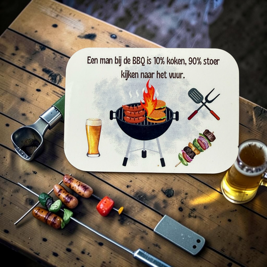 Grappige Koelkastmagneet 'BBQ Man - 10% Koken, 90% Vuur Kijken' | GFDesignNL